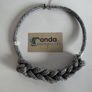 Collana grigia e acciaio