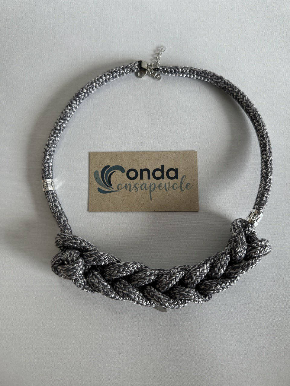 Collana grigia e acciaio