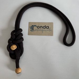 Collana nera e legno