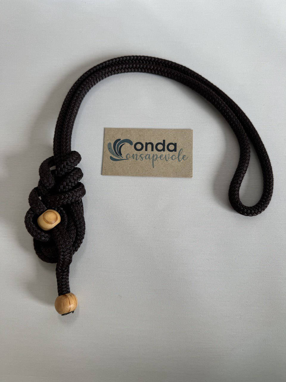 Collana nera e legno