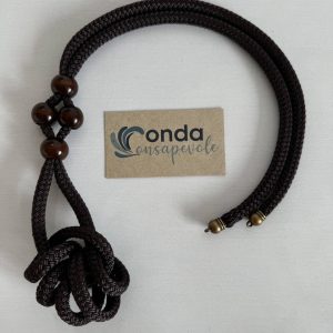 Collana nera e legno scuro