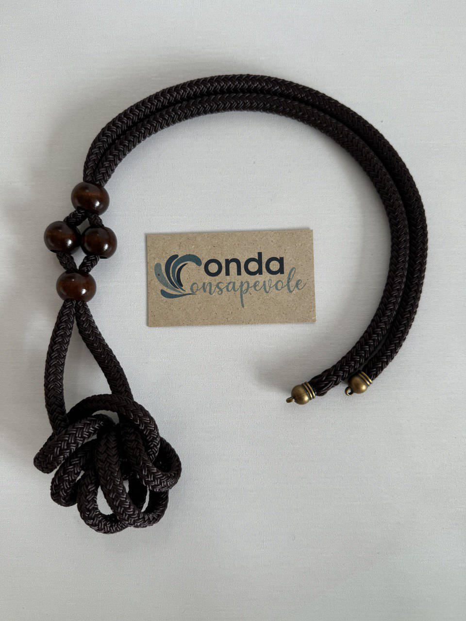 Collana nera e legno scuro