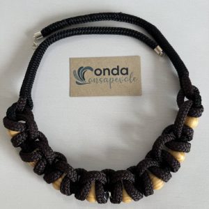 Collana nera e legno