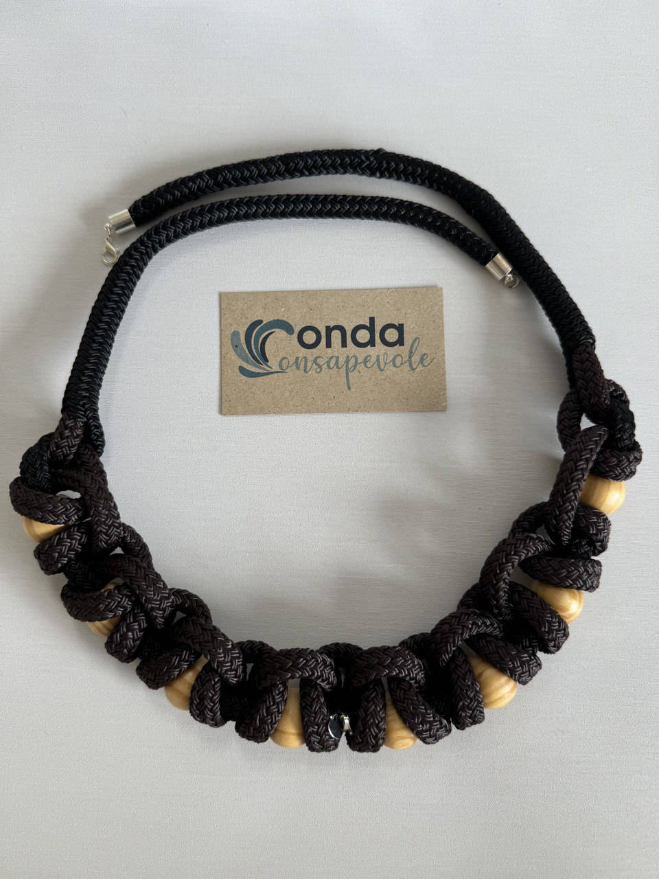 Collana nera e legno