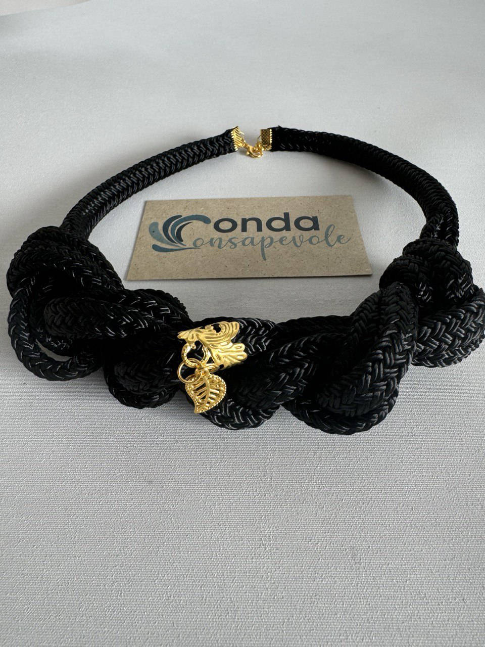 Collana nera e oro - immagine 2