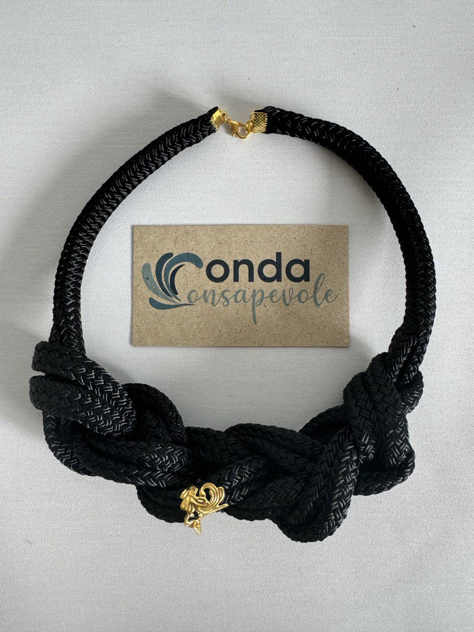 Collana nera e oro