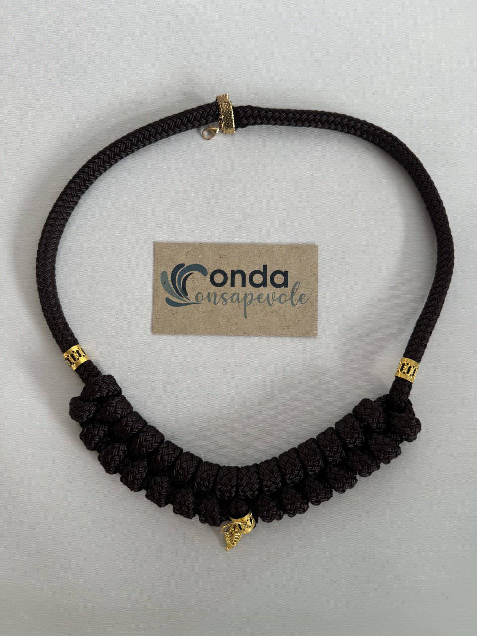 Collana nera e oro